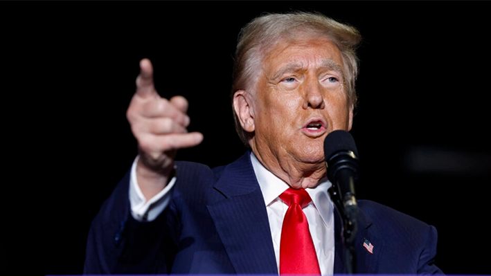 El candidato presidencial republicano y expresidente de Estados Unidos Donald Trump habla durante un mitin de campaña en el Greensboro Coliseum de Greensboro, Carolina del Norte, el 22 de octubre de 2024. (Anna Moneymaker/Getty Images)