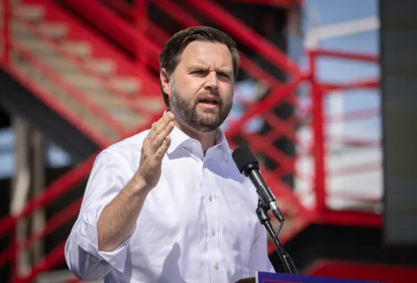 JD Vance habla en Tuscon, Arizona, el 9 de octubre de 2024. (John Fredricks/The Epoch Times)