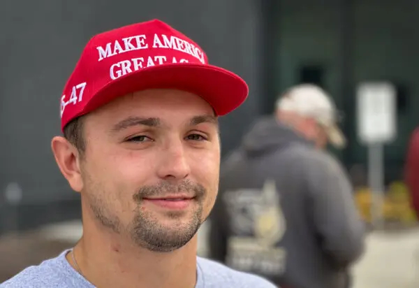 "Sam" se prepara para votar en Waukesha, Wisconsin, el 22 de octubre de 2024. (John Fredricks/The Epoch Times)