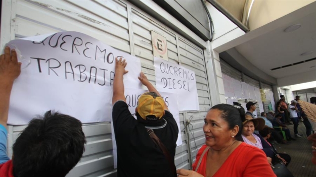 Transportistas bloquean oficinas de Impuestos en Bolivia por la falta de combustible