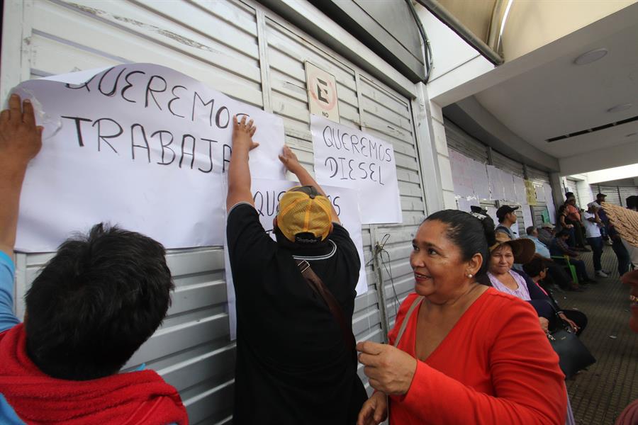 Transportistas bloquean oficinas de Impuestos en Bolivia por la falta de combustible