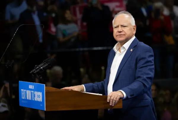 El vicepresidente electo Tim Walz habla en Madison, Wisconsin, el 22 de octubre de 2024. (John Fredricks/The Epoch Times)