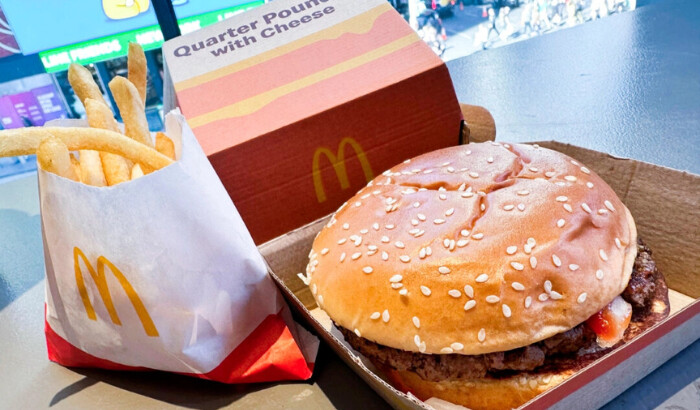 Una hamburguesa y papas fritas de McDonald's Cuarto de Libra se exhiben en un punto de venta en Times Square de Nueva York, el 23 de octubre de 2024. (AP Foto/Richard Drew)