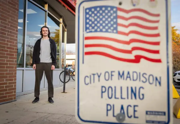 Connor Stuart termina de votar en Madison, Wisconsin, el 22 de octubre de 2024. (John Fredricks/The Epoch Times)