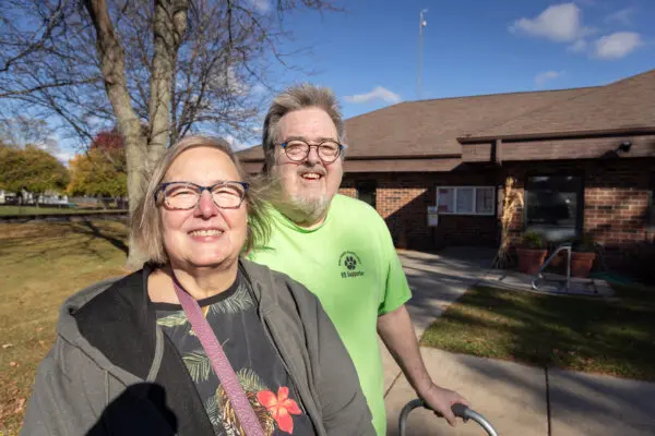 Los votantes Connie y Philip Sierlecki caminan hacia su coche en Johnson Creek, Wisconsin, el 23 de octubre de 2024. (John Fredricks/The Epoch Times)