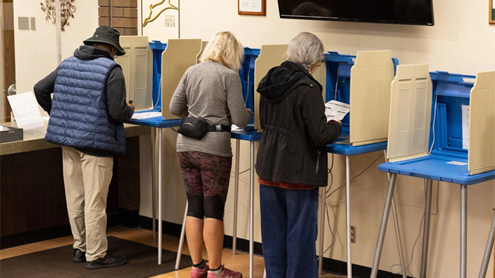 Votantes completan sus boletas de voto anticipado en Brown Deer, Wisconsin, el 22 de octubre de 2024. (John Fredricks/The Epoch Times)