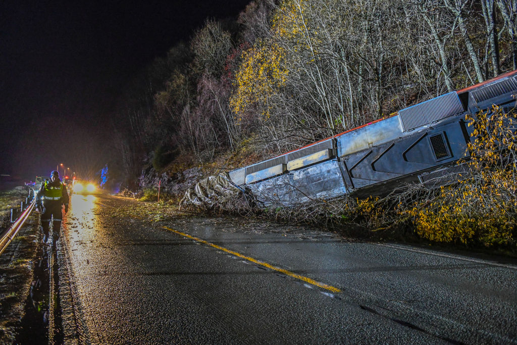 Descarrilamiento de tren en norte de Noruega deja 1 muerto y 4 heridos