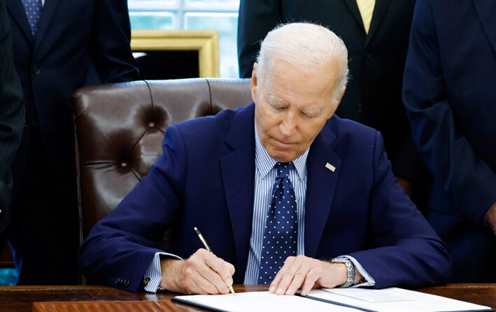 El presidente Joe Biden firma una proclamación en la Oficina Oval de la Casa Blanca, el 16 de agosto de 2024. (Anna Moneymaker/Getty Images)