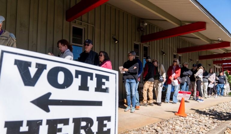 La gente hace cola en un colegio electoral el primer día de votación anticipada en persona en Black Mountain, Carolina del Norte, el 17 de octubre de 2024. (AP Photo/Stephanie Scarbrough)