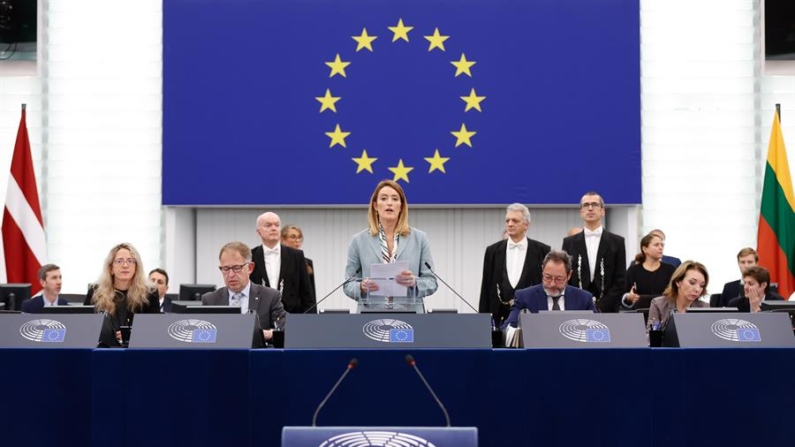 La presidenta del Parlamento Europeo, Roberta Metsola, anuncia a líderes del movimiento opositor venezolano, Edmundo González Urrutia y María Corina Machado, como los ganadores del premio Sájarov a la libertad de conciencia 2024. EFE/ Mathieu Cugnot/Parlamento Europeo