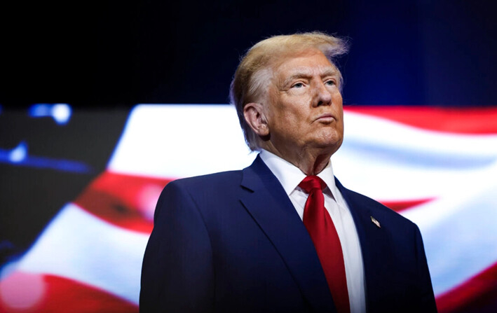 El expresidente Donald Trump observa durante una mesa redonda con líderes religiosos en Christ Chapel, en Zebulon, Georgia, el 23 de octubre de 2024. (Anna Moneymaker/Getty Images)