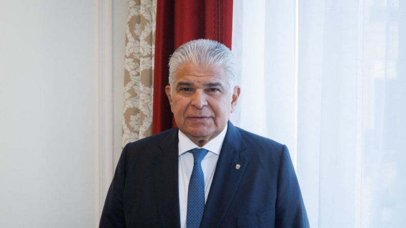 El presidente de Panamá, José Raúl Mulino, posa durante una sesión fotográfica en un hotel de la capital francesa, París (Francia), el 22 de octubre de 2024. (Geoffroy Van Der Hasselt/AFP vía Getty Images)