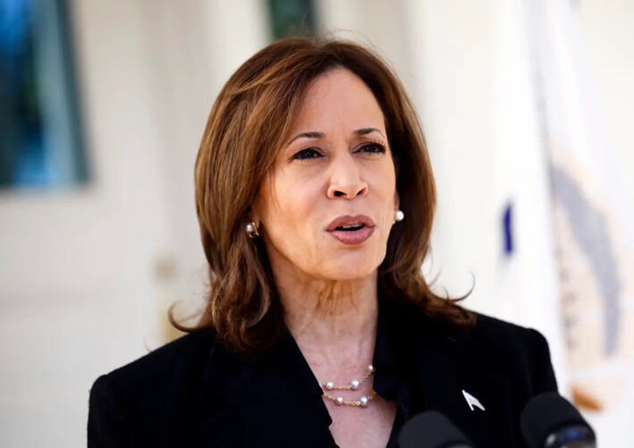 La candidata presidencial demócrata y vicepresidenta de Estados Unidos, Kamala Harris, pronuncia un discurso antes de salir de la residencia de la vicepresidencia, en Washington, el 23 de octubre de 2024. (Kevin Dietsch/Getty Images)