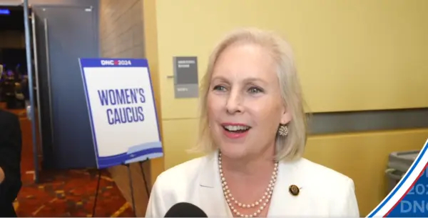 La senadora demócrata Kirsten Gillibrand explica a Chris Bob, de NTD, sus esperanzas para Estados Unidos. (Captura de pantalla vía NTD)