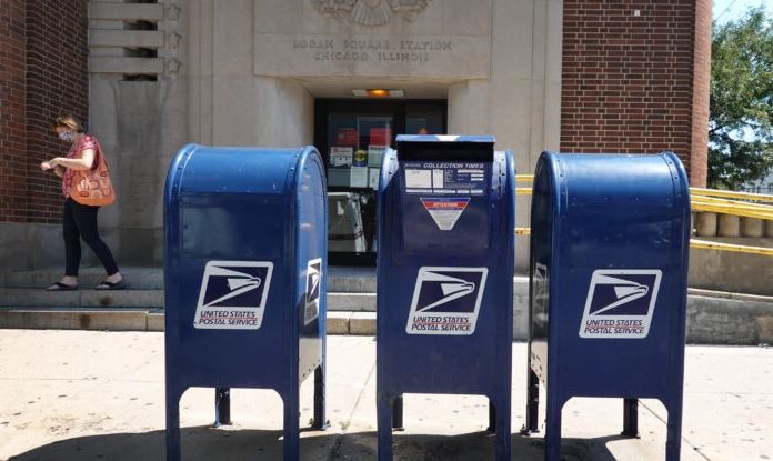 Buzones de correo en la parte delantera de una instalación del Servicio Postal de Estados Unidos en Chicago, Illinois, el 13 de agosto de 2020. (Scott Olson/Getty Images)