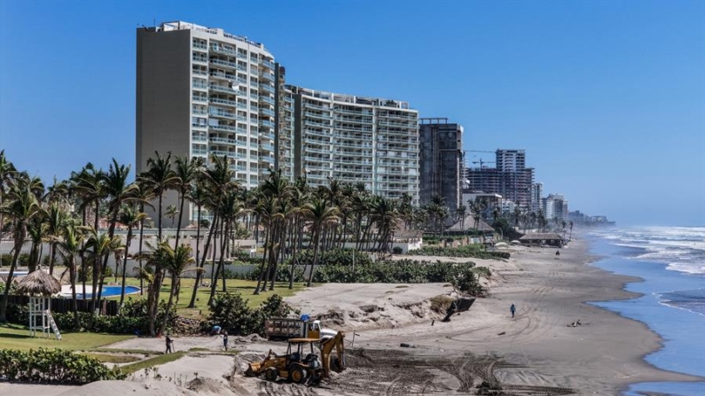 Fotografía del 23 de octubre de 2024, donde se observa maquinaria pesada en una zona afectada por el paso del huracán Otis, en el balneario de Acapulco en el estado de Guerrero (México). EFE/David Guzmán