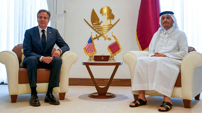 El primer ministro y ministro de Asuntos Exteriores de Qatar, Sheikh Mohammed bin Abdulrahman Al Thani, recibe al secretario de Estado estadounidense Antony Blinken en Doha el 24 de octubre de 2024. (Nathan Howard/Pool/AFP/Getty Images)