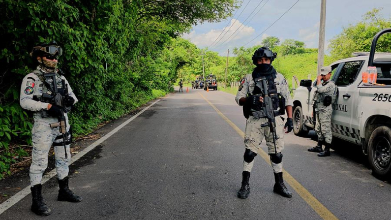 Fotografía de archivo donde aparece personal de la Guardia Nacional (GN) que resguardan la zona donde hubo un tiroteo. EFE/José Luis de la Cruz