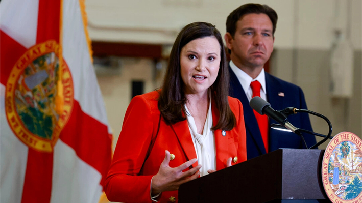 La fiscal general de Florida Ashley Moody habla, en una foto de archivo. (Joe Raedle/Getty Images)