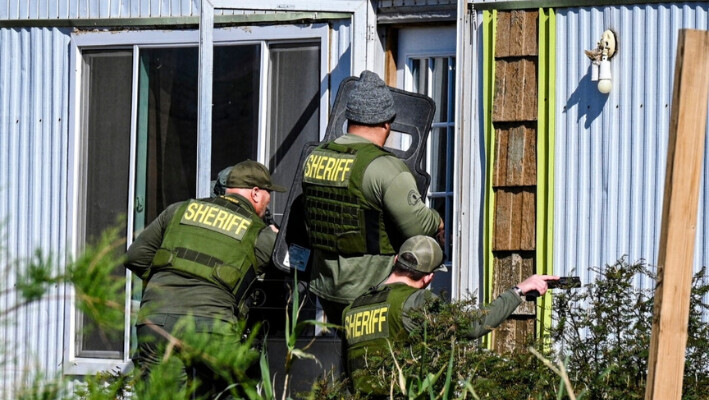 Agentes del sheriff del condado de San Bernardino hacen una redada en una granja ilegal de cannabis en Newberry Springs, California, el 29 de marzo. (Robyn Beck/AFP vía Getty Images).