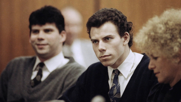 Lyle (I) y Erik Menendez sentados con el abogado defensor Leslie Abramson (D) en el Tribunal Municipal de Beverly Hills durante una audiencia el 26 de noviembre de 1990. (Nick Ut/Foto AP)