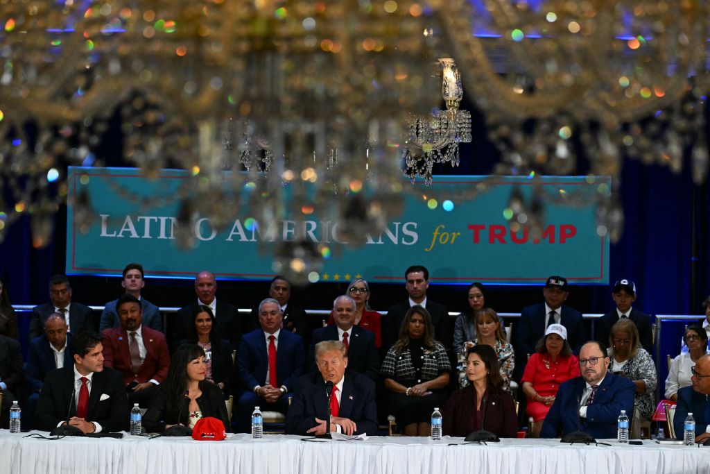 El expresidente estadounidense y candidato presidencial republicano Donald Trump reza durante una mesa redonda con líderes de la comunidad latina en el resort Trump National Doral Miami en Miami, Florida, el 22 de octubre de 2024.  (Foto de CHANDAN KHANNA/AFP vía Getty Images)