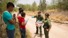 Tribunal declara ilegal impedir entrada de inmigrantes si puerto está al límite de capacidad