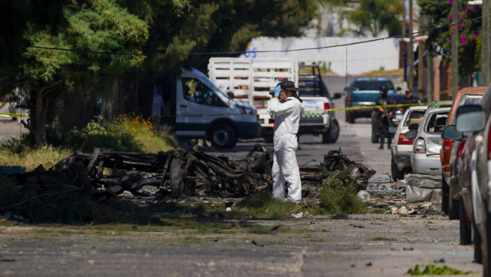 Un investigador forense trabaja en la escena donde un coche bomba explotó cerca de una estación de policía, en Acámbaro, estado de Guanajuato, México, el 24 de octubre de 2024. (Armando Solis/Foto AP).