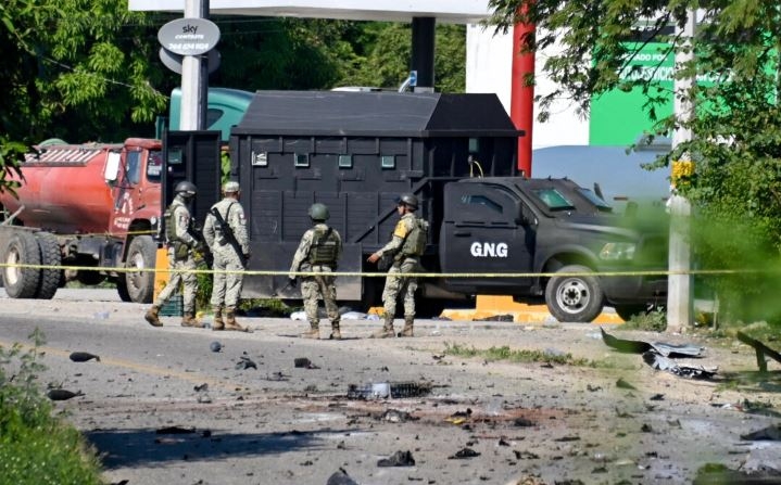 Soldados del ejército mexicano junto a un vehículo blindado de fabricación casera con supuesta identificación de un cártel de la droga tras un enfrentamiento armado en Las Tunas, Tecpan de Galeana, estado de Guerrero, México, el 24 de octubre de 2024. (Francisco Robles/AFP vía Getty Images)