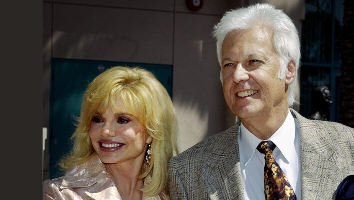 Loni Anderson y Jack Jones llegan al espectáculo "The Bob Hope Memorial Tribute" en la sede de la Academia de las Artes y las Ciencias de la Televisión en la zona norte de Hollywood de Los Ángeles el 27 de agosto de 2003. (Reed Saxon/AP Photo).