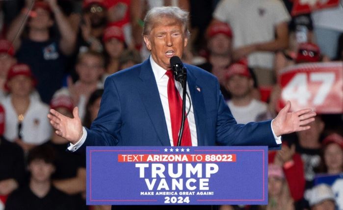 El expresidente Donald Trump habla durante un mitin de campaña en el Mullet Arena de Tempe, Arizona, el 24 de octubre de 2024. (Rebecca Noble/AFP vía Getty Images)