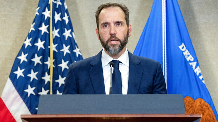 El abogado especial Jack Smith habla con los medios de comunicación en el edificio del Departamento de Justicia de EE. UU. en Washington el 1 de agosto de 2023. (Saul Loeb/AFP)