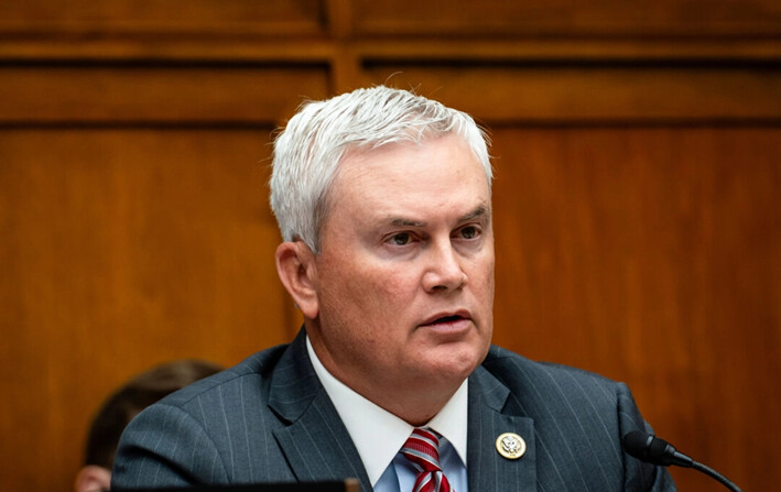 El representante James Comer (R-Ky.) asiste a una audiencia en la que el Dr. Anthony Fauci testifica ante el Subcomité Selecto sobre la Pandemia del Coronavirus, en Washington, el 3 de junio de 2024. (Madalina Vasiliu/The Epoch Times)