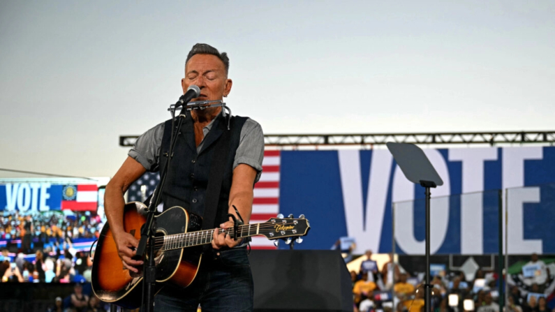 El músico estadounidense Bruce Springsteen actúa durante un acto de campaña con la candidata presidencial demócrata Kamala Harris en Clarkston, Georgia, el 24 de octubre de 2024. (Foto de Drew Angerer/AFP)