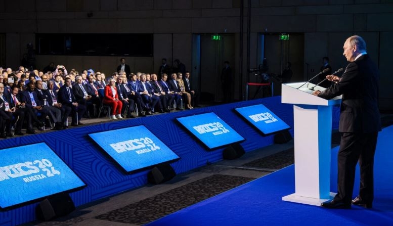 El presidente ruso, Vladímir Putin, pronuncia un discurso durante un foro empresarial de los BRICS en Moscú el 18 de octubre de 2024. (Mikhail Metezel/AFP vía Getty Images)