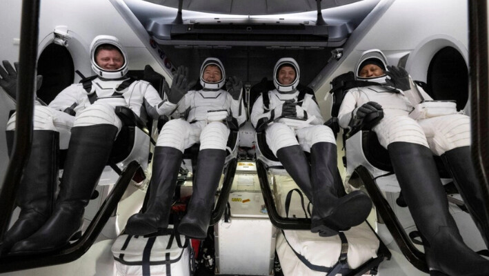 El cosmonauta de Roscosmos Alexander Grebenkin, (izq.), los astronautas de la NASA Michael Barratt, (2º izq.), Matthew Dominick, (2º dcha.), y Jeanette Epps, (dcha.), en el interior de la nave espacial SpaceX Dragon Endeavour a bordo de la nave de recuperación MEGAN de SpaceX poco después de haber aterrizado en el Golfo de México frente a la costa de Pensacola, Florida, el 25 de octubre de 2024. (NASA/Joel Kowsky vía AP).