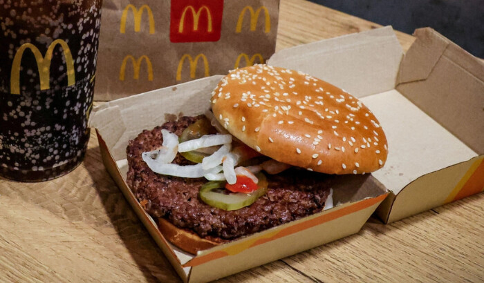 Una hamburguesa y coca cola McDonald's de cuarto de libra. Una imagen ilustrativa tomada en Nueva York el 24 de octubre de 2024. (Brendan McDermid/Reuters)