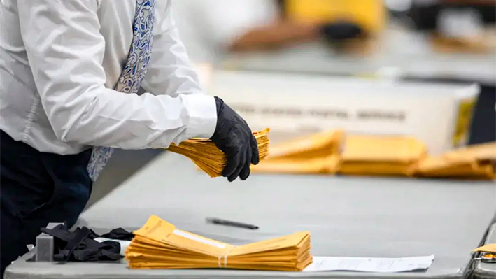 Un trabajador electoral de Michigan en una foto de archivo de noviembre de 2020. (Elaine Cromie/Getty Images)