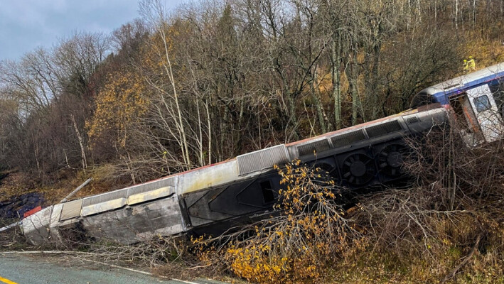 Tren descarrilado en Finneidfjord en Nordland, Noruega, el 24 de octubre de 2024. (Jan Kenneth Transeth/NTB Scanpix vía AP).