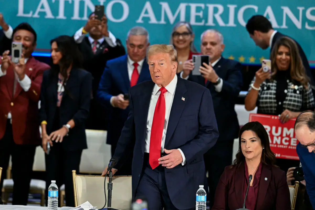 El expresidente de EE. UU. y candidato presidencial republicano Donald Trump asiste a una mesa redonda con líderes de la comunidad latina en el complejo Trump National Doral Miami en Miami, Florida, el 22 de octubre de 2024. (CHANDAN KHANNA/AFP vía Getty Images)