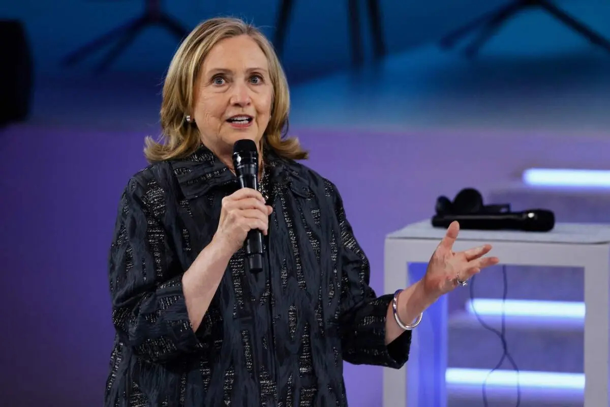 La exsecretaria de Estado Hillary Clinton pronuncia un discurso durante la sesión inaugural del Foro Generation Equality, en París, el 30 de junio de 2021. (Ludovic Marin/AFP vía Getty Images)