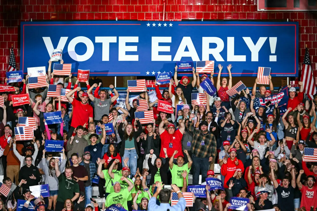 Seguidores esperan la llegada del expresidente Donald Trump durante un mitin de campaña en la Saginaw Valley State University en Saginaw, Michigan, el 3 de octubre de 2024. (Jim Watson/AFP vía Getty Images)