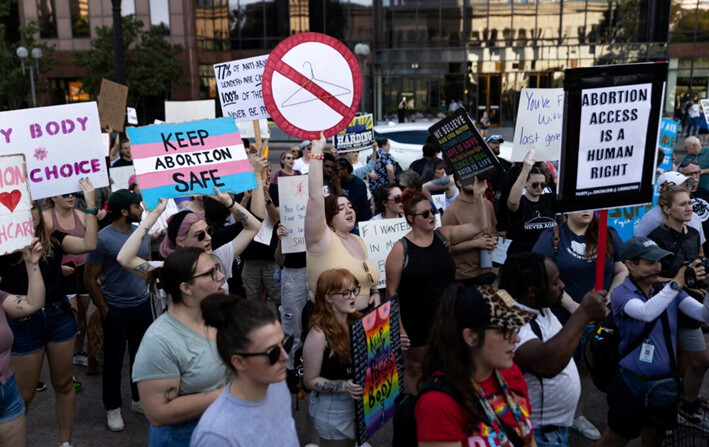 Defensores del aborto se reúnen en una manifestación en Columbus, Ohio, el 24 de junio de 2022. (Megan Jelinger/Reuters)