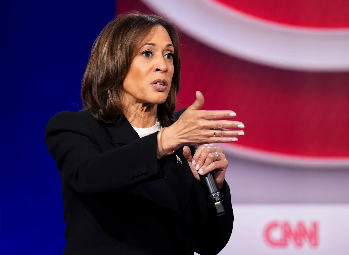 La candidata presidencial demócrata y vicepresidenta de EE.UU., Kamala Harris, habla durante una reunión presidencial de la CNN en los estudios Sun Center de Aston, Pensilvania, el 23 de octubre de 2024. (Andrew Harnik/Getty Images)