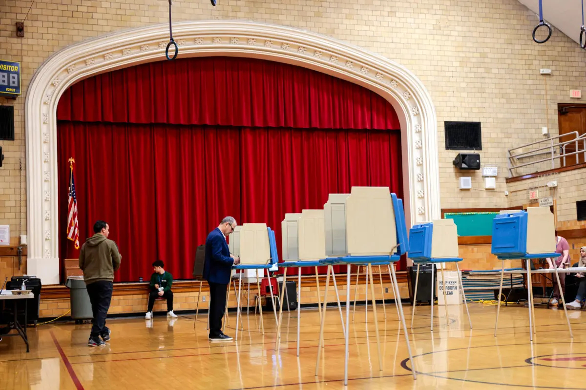 Votantes depositan sus boletas durante las primarias presidenciales de Michigan en un colegio electoral en Dearborn, Michigan, el 27 de febrero de 2024. (Jeff Kowalsky/AFP vía Getty Images)