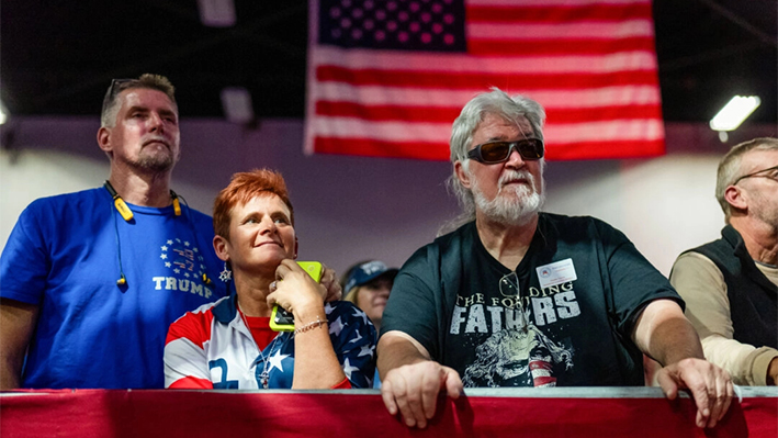 Simpatizantes asisten a un foro ciudadano con el candidato presidencial republicano, el expresidente Donald Trump, en el Greater Philadelphia Expo Center en Oaks, Pensilvania, el 14 de octubre de 2024. (Spencer Platt/Getty Images)