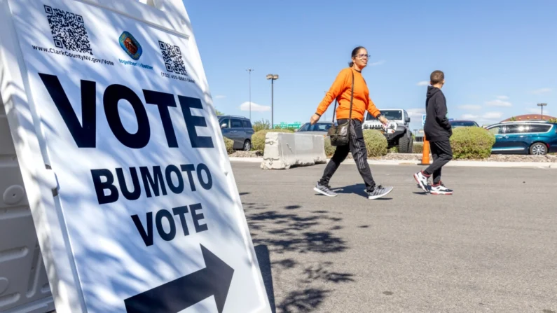 Votantes acuden a las urnas en Las Vegas, Nevada, el 19 de octubre de 2024. John Fredricks/The Epoch Times