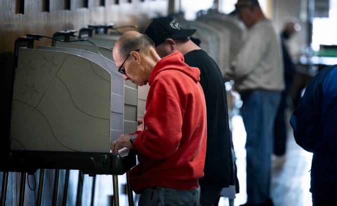 Los residentes votan en un lugar de votación anticipada en persona en el Edificio Municipal de Kenosha el 24 de octubre de 2024 en Kenosha, Wisconsin. La ciudad ha experimentado un récord de participación en la votación anticipada. (Scott Olson/Getty Images)
