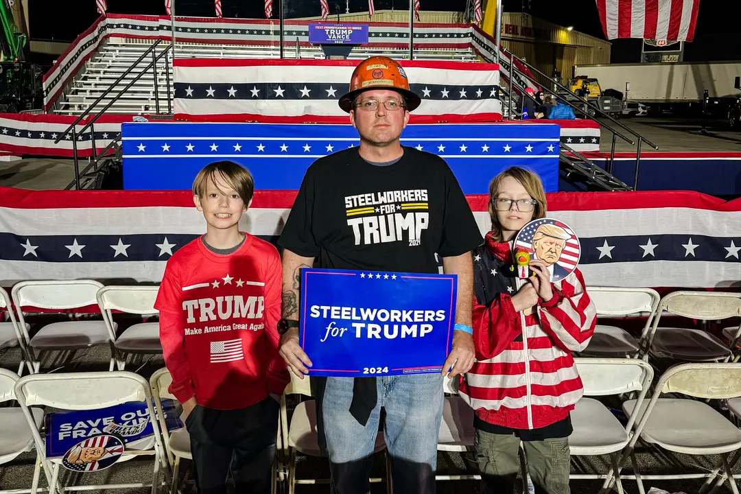 Matthew Kantoris, trabajador siderúrgico sindicalizado de U.S. Steel en el condado de Westmoreland, y sus dos hijos asisten a un mitin del expresidente Donald Trump en Latrobe, Pensilvania, el 19 de octubre de 2024. (Arjun Singh/The Epoch Times)