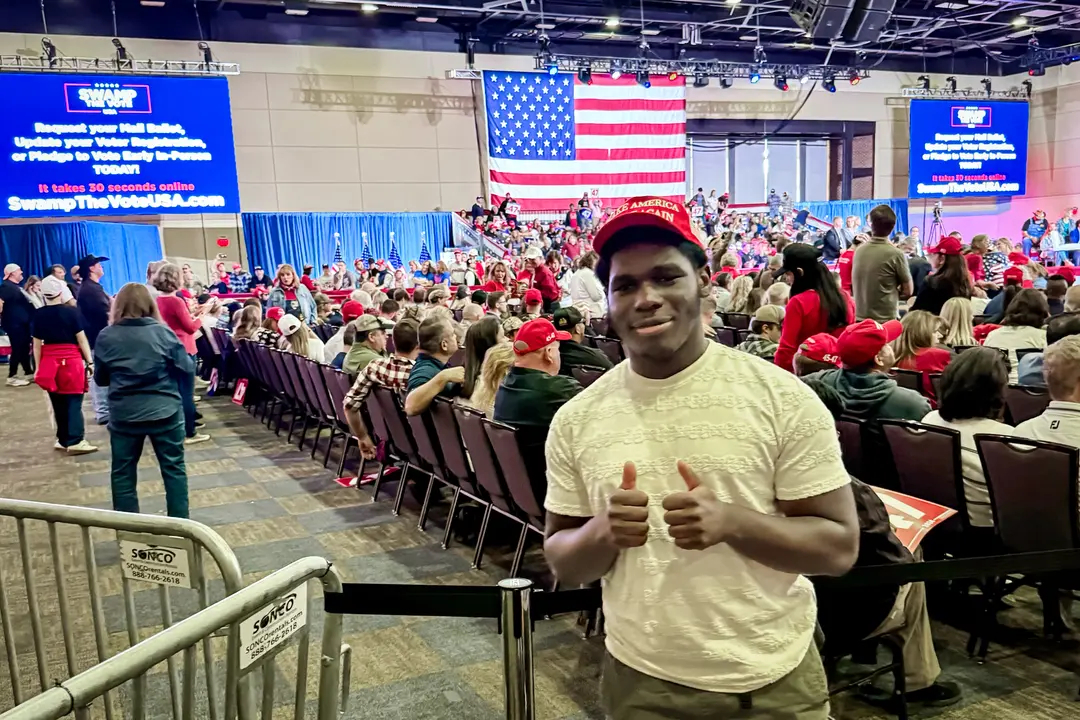 Nazir Mbami, un votante de 17 años que cumplirá 18 antes del día de las elecciones, asiste al acto del expresidente Donald Trump en el foro ciudadano de Lancaster, Pensilvania, el 20 de octubre de 2024. (Arjun Singh/The Epoch Times)